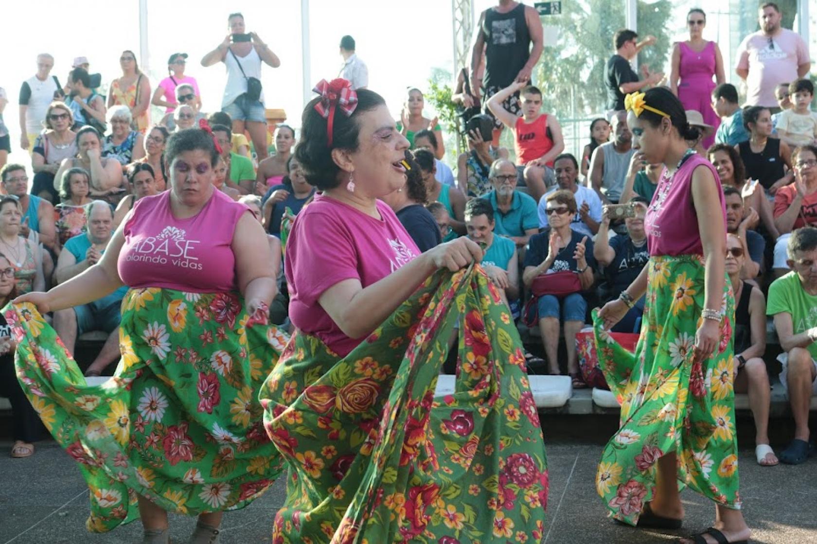 pessoas dançando na concha #paratodosverem 