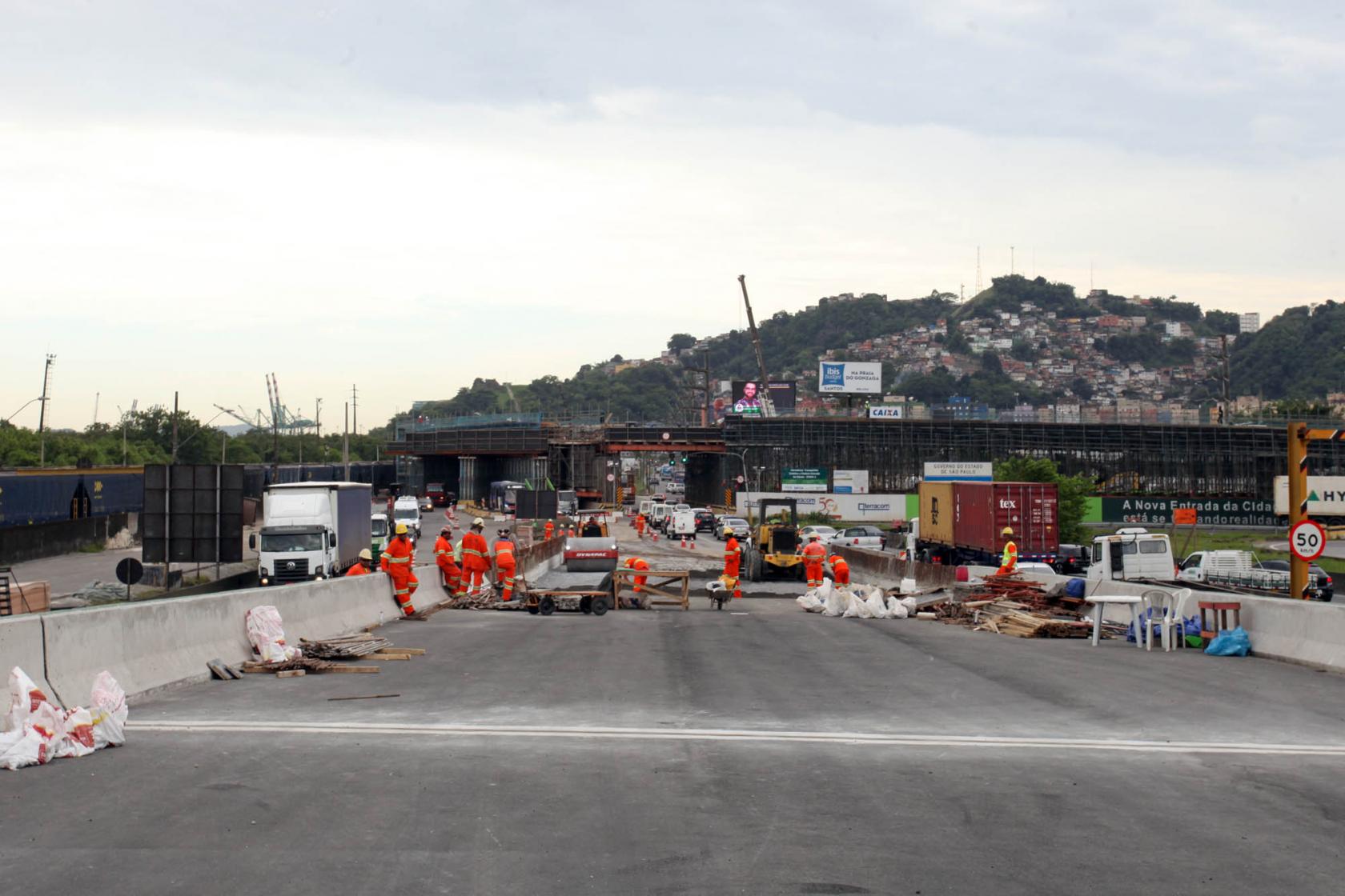 trabalhadores parados no viaduto em obras #pracegover 