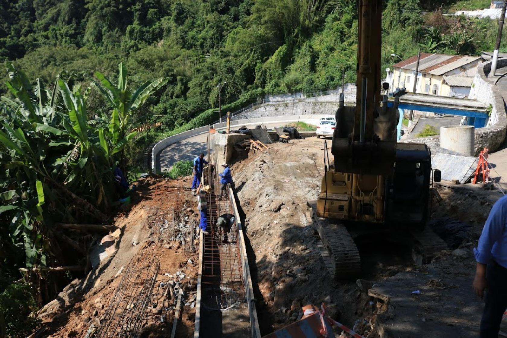 operários atuando no alargemento da via #paratodosverem