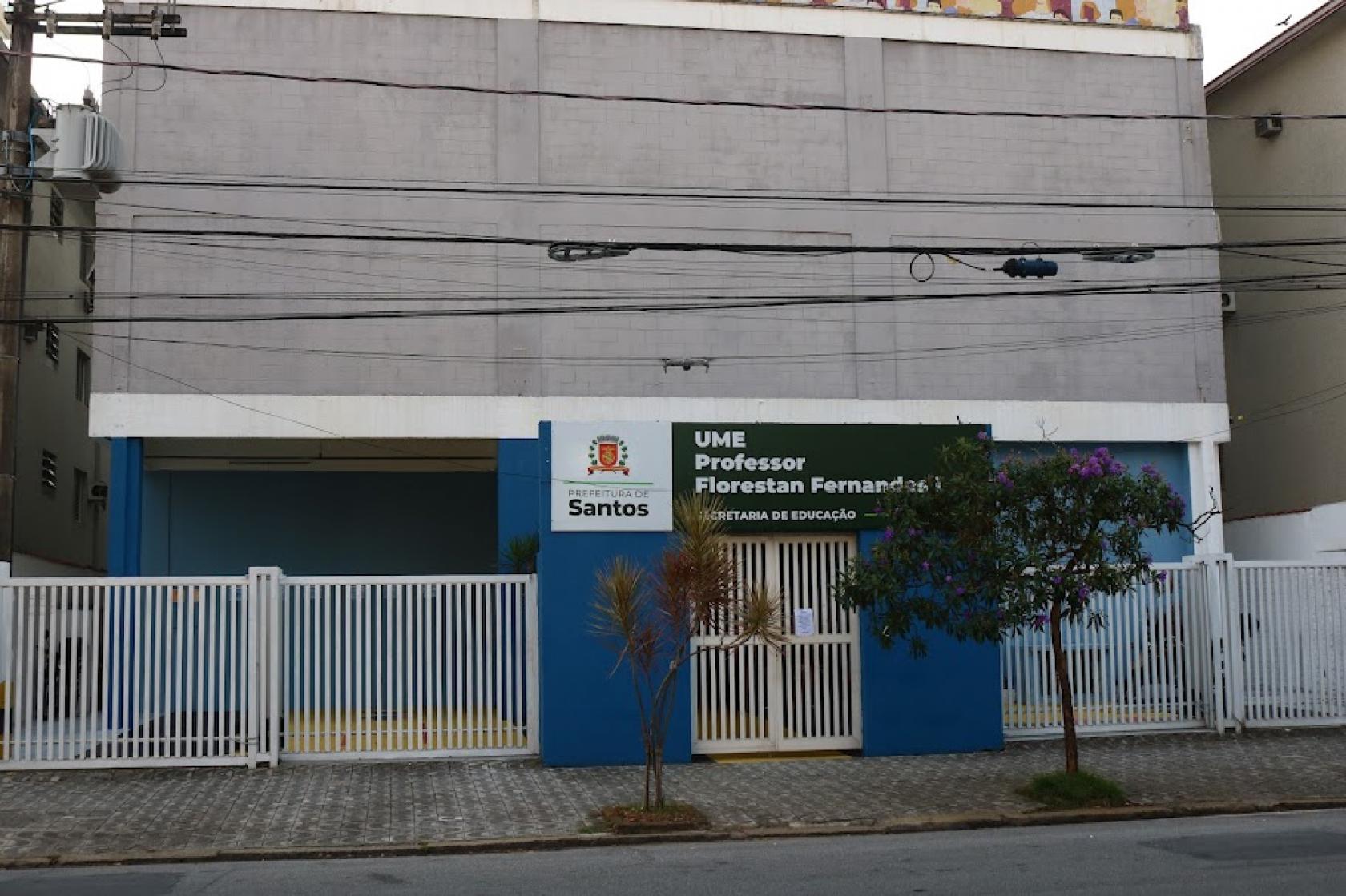 a fachada da escola com placa com o nome na frente. #paratodosverem