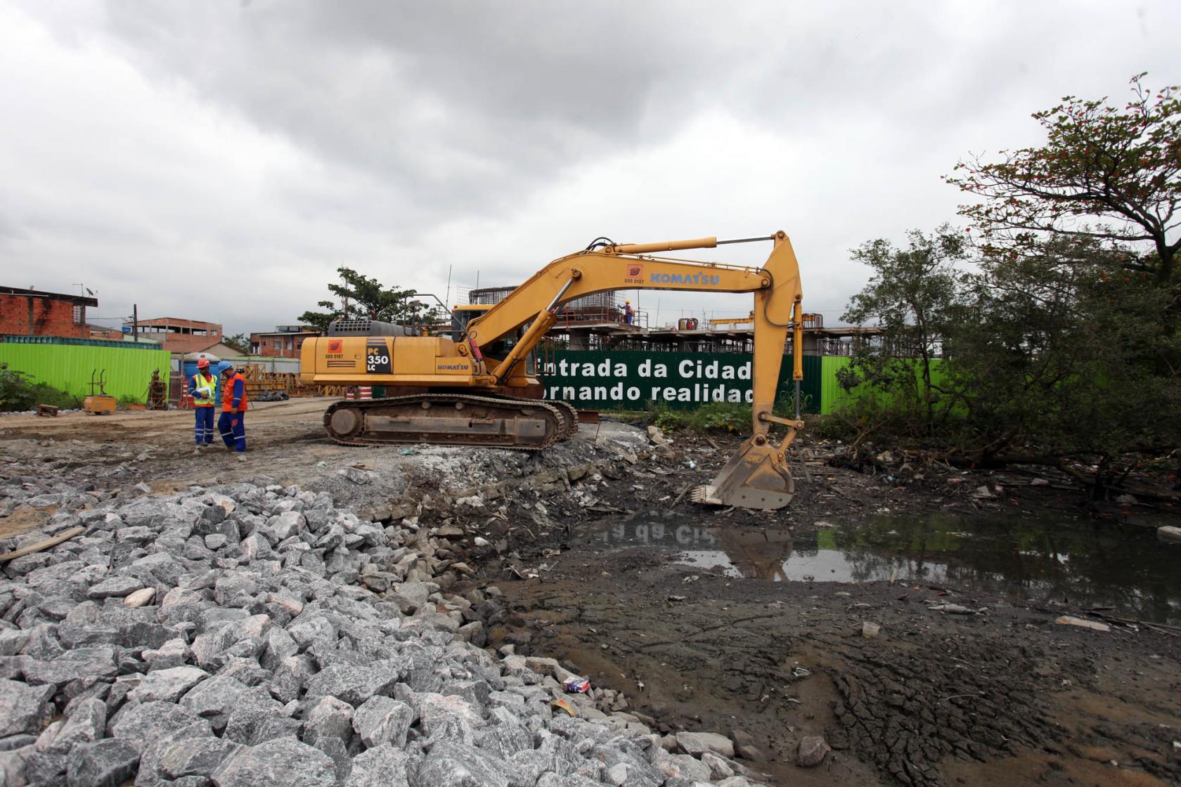 Draga está removendo sedimentos do fundo de um canal. #Pracegover