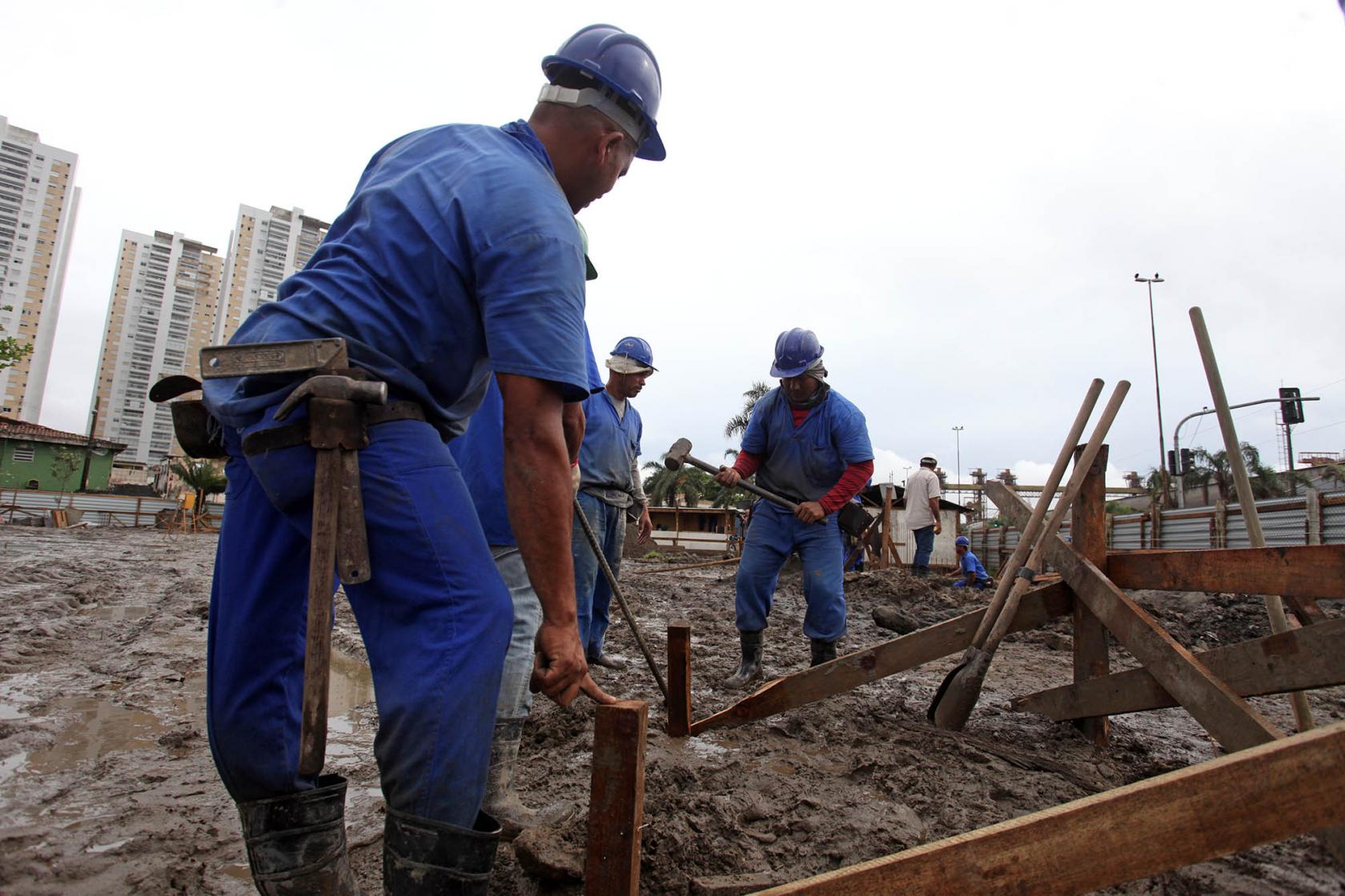 operários atuam em estacas na obra #pracegover 