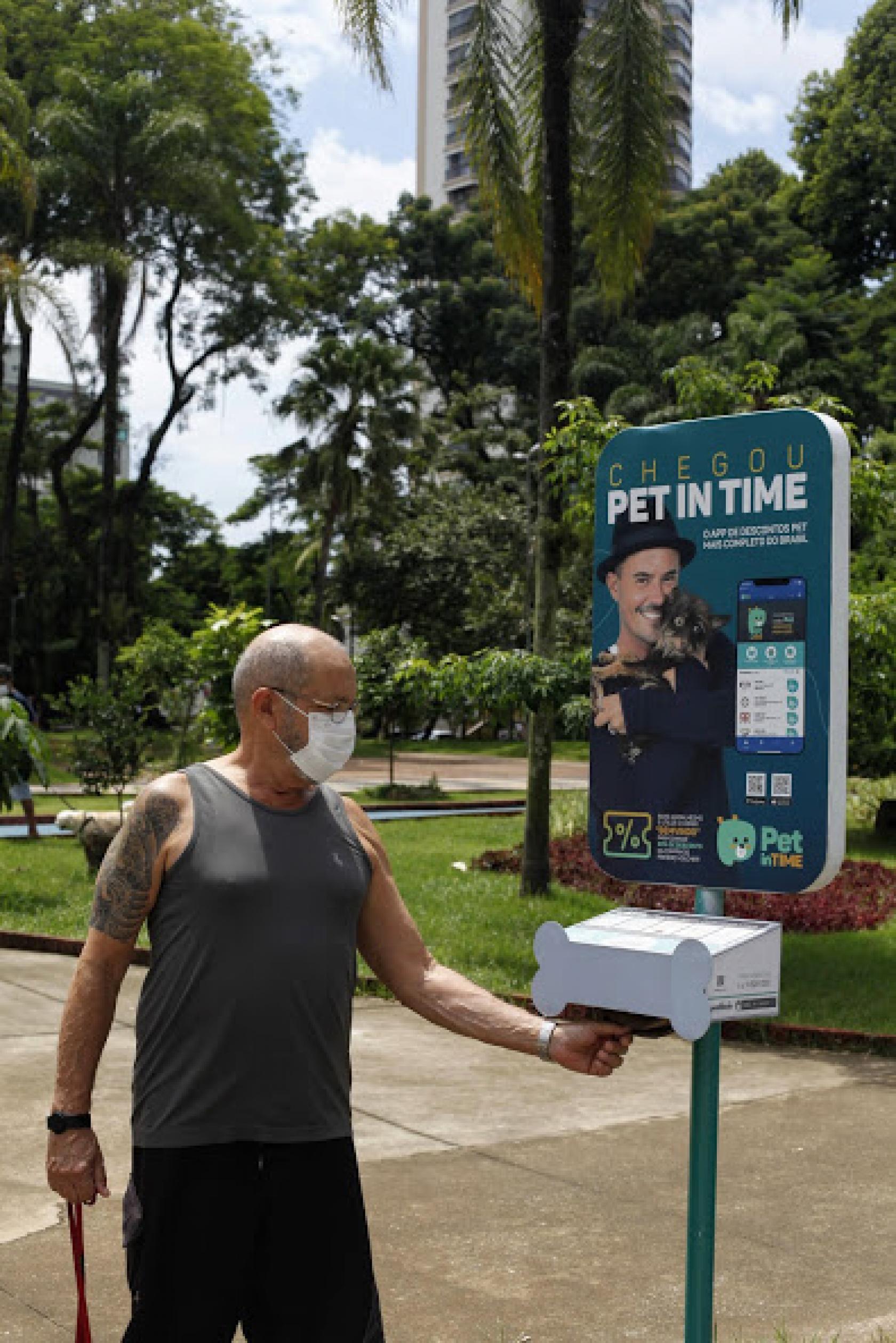 homem pega saco em totem #paratodosverem