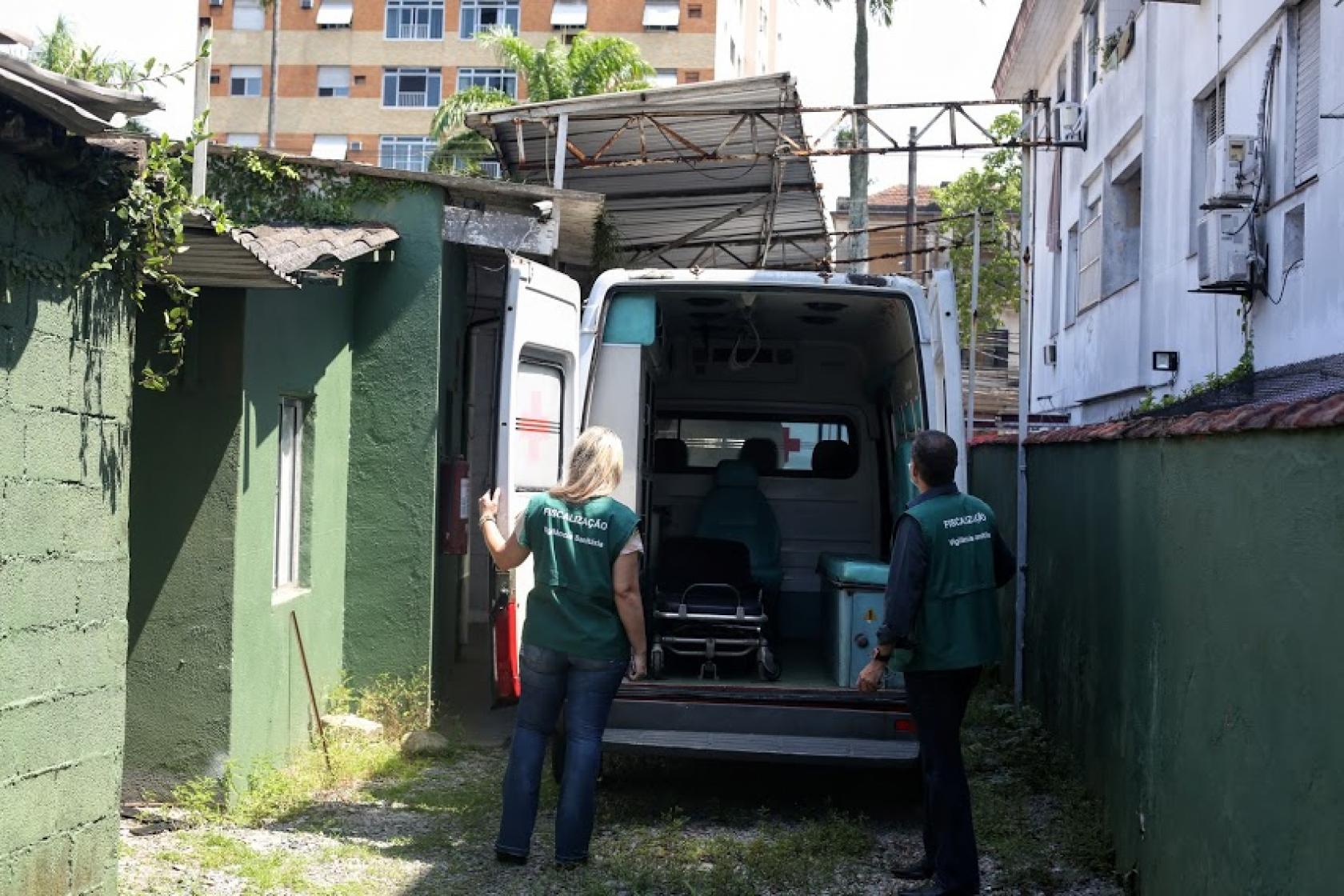 fiscais olham ambulância #paratodosverem 