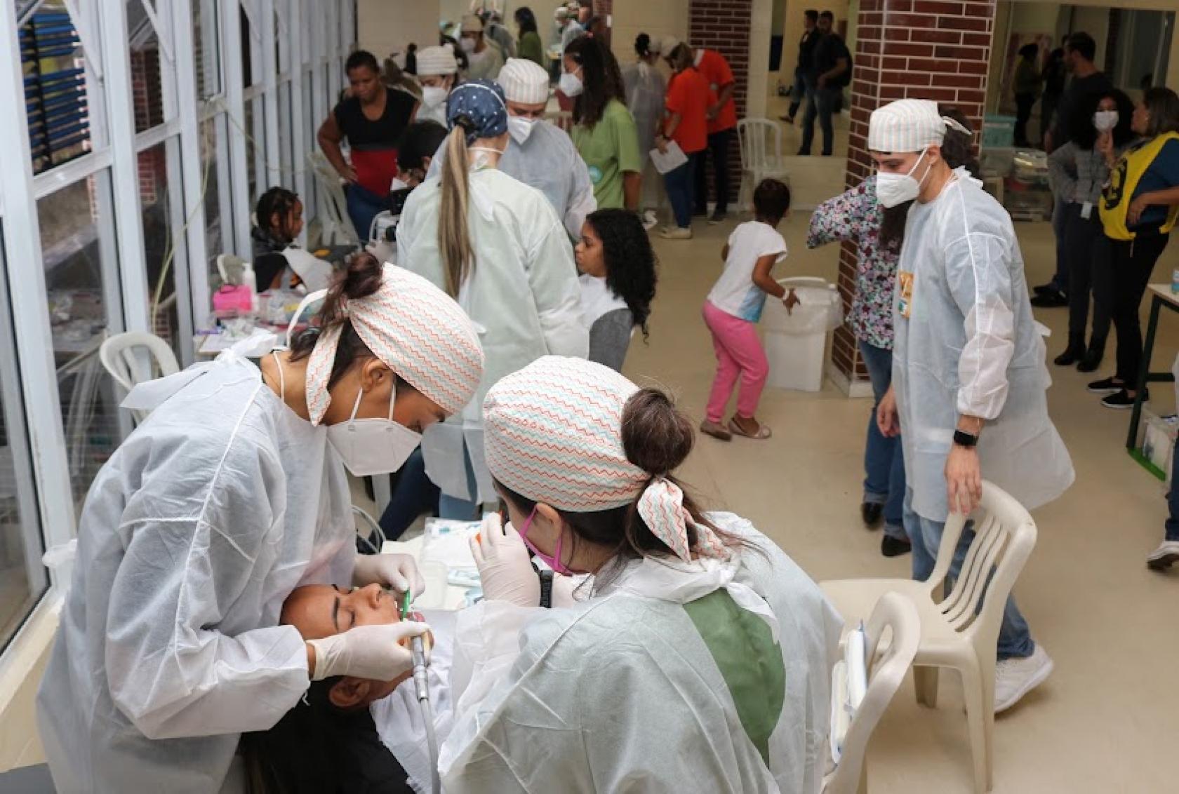 pessoas são atendidas no evento #paratodosverem