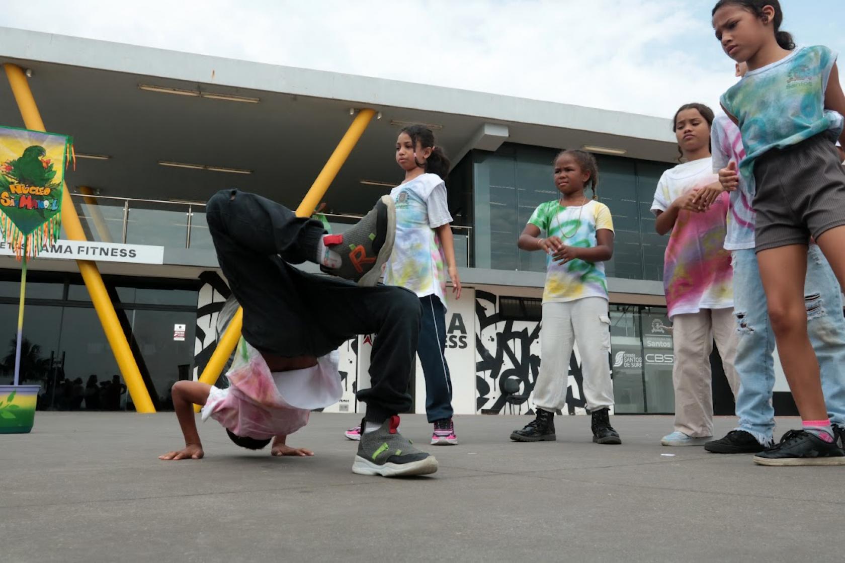crianças jogando capoeira #paratodosverem 