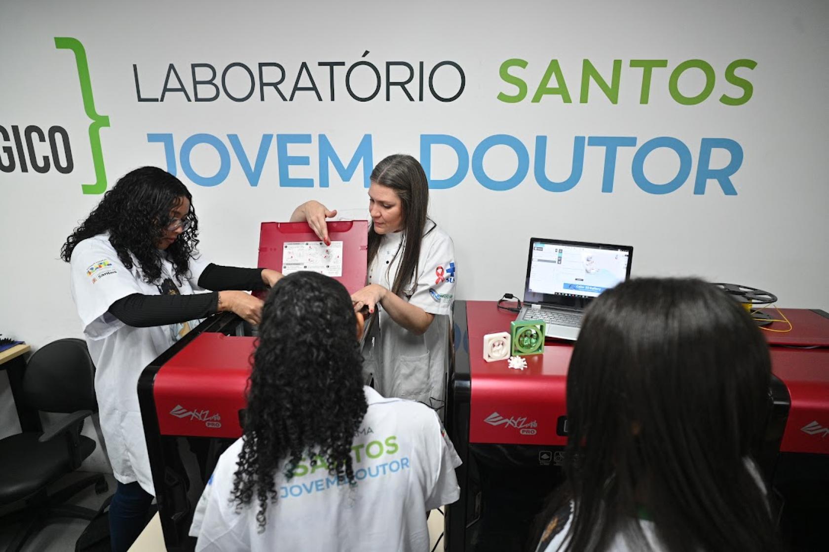 Alunos mexem em impressora 3D #paratodosverem
