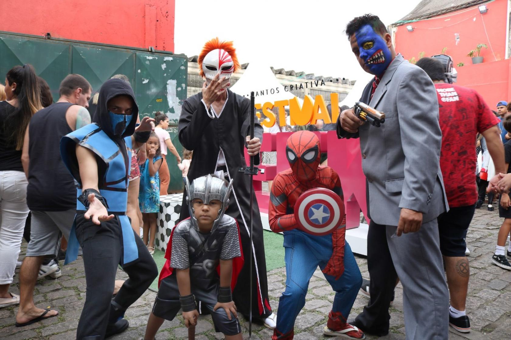 Kauan, Cláudio, Evando e as crianças Renan e Nicolas. Todos cosplayers. #Pracegover