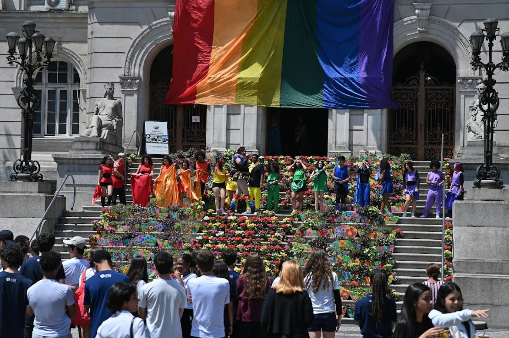 pessoas assistem a apresentação na escadaria do paço #paratodosverem