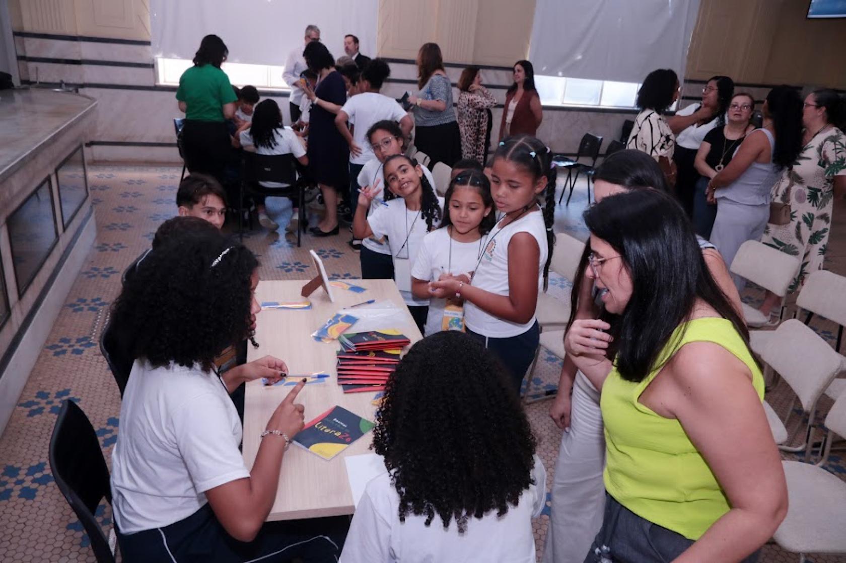 alunos autografam obras #paratodosverem