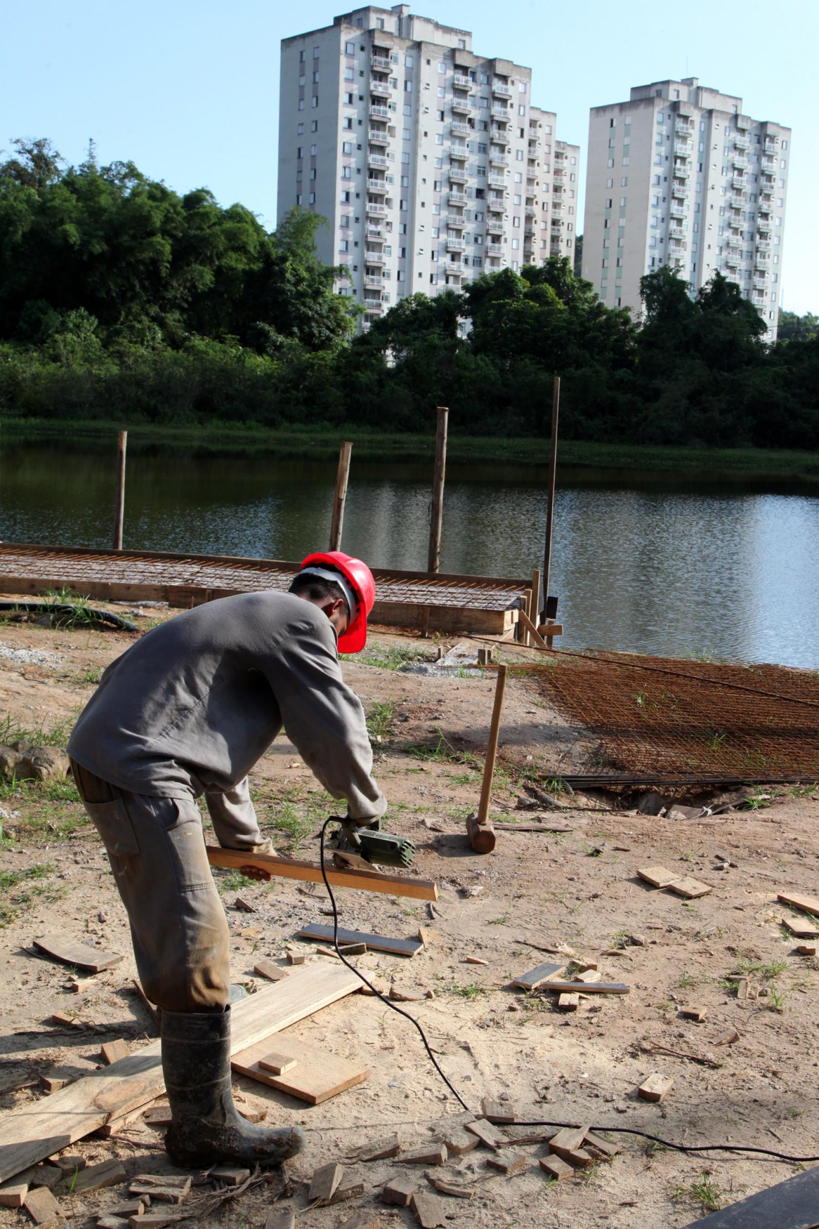 operário atua na obra ao lado da lagoa #pracegover 