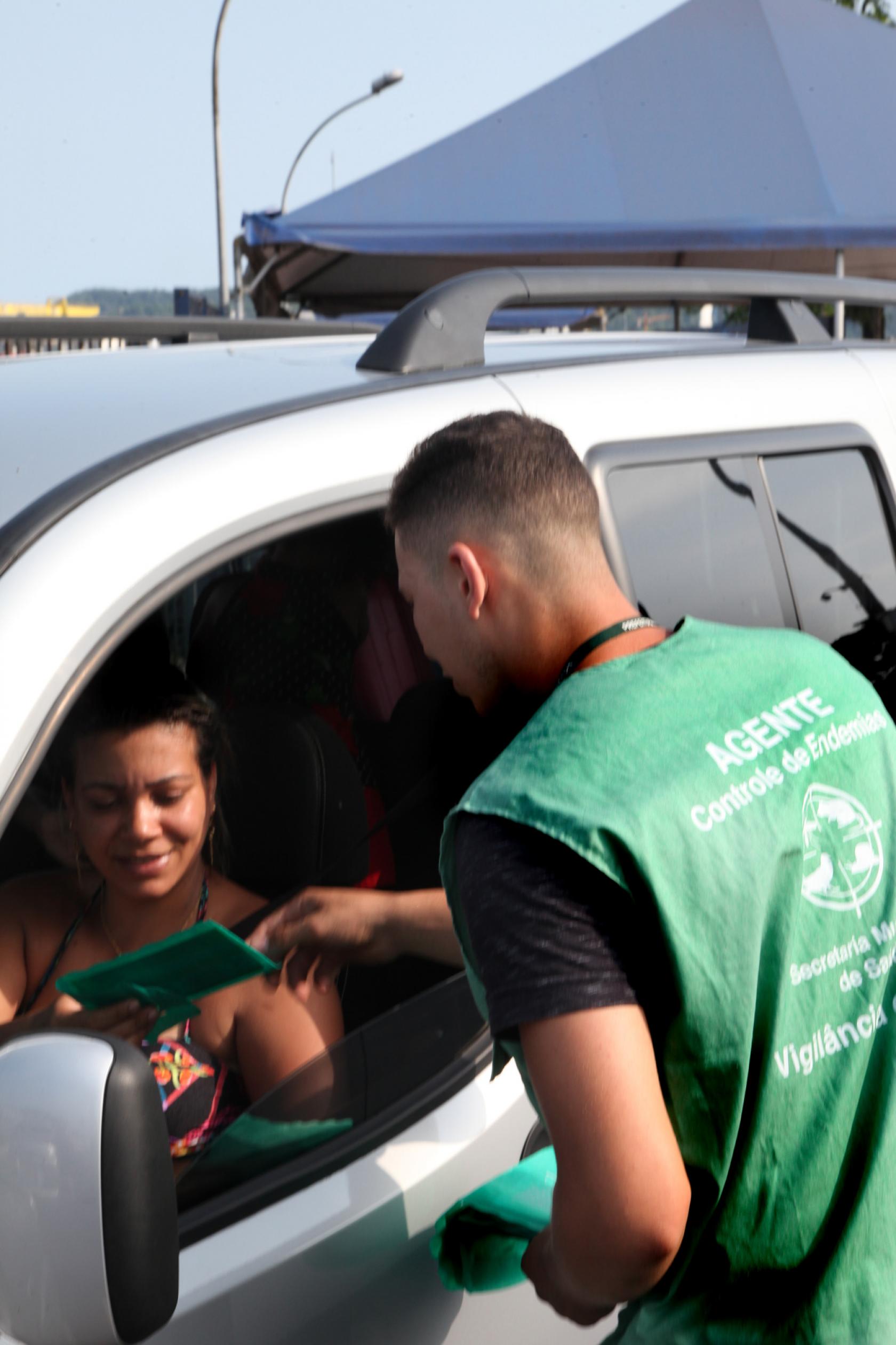 Agente aborda motorista para dar orientação #pracegover 