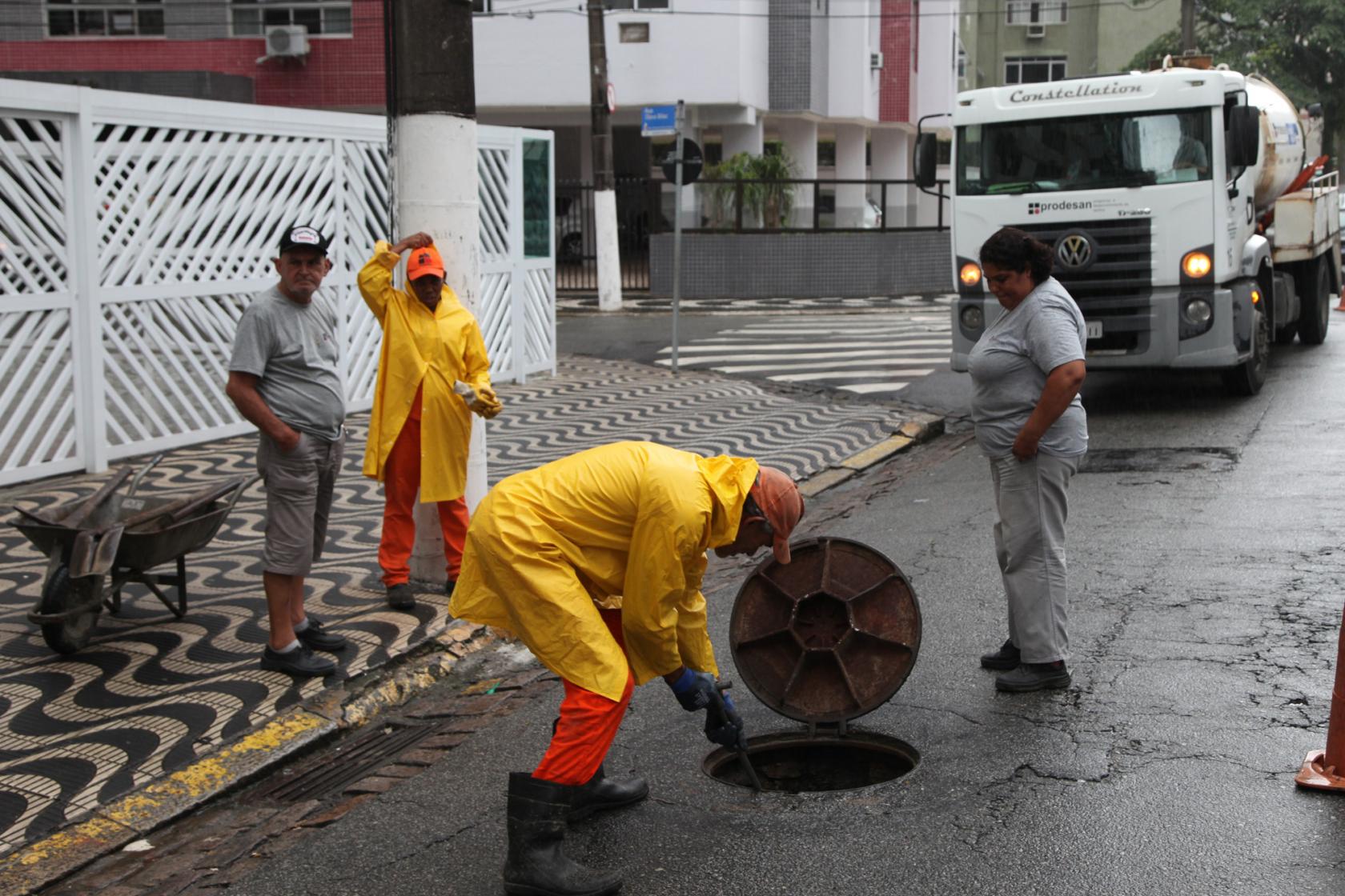 operário limpa bueiro #paratodosverem