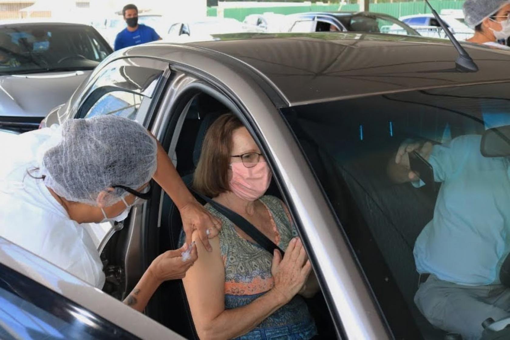 mulher é vacinada no braço #paratodosverem