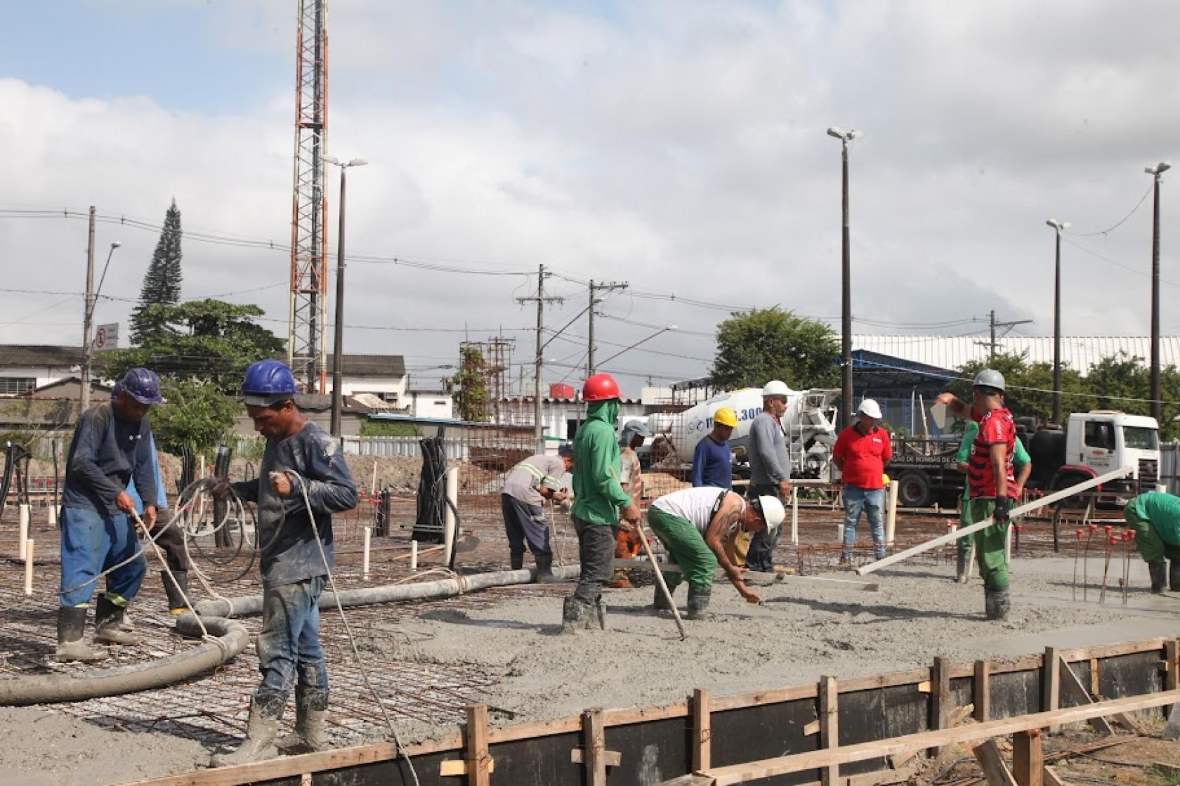 operários atuando na obra #paratodosverem