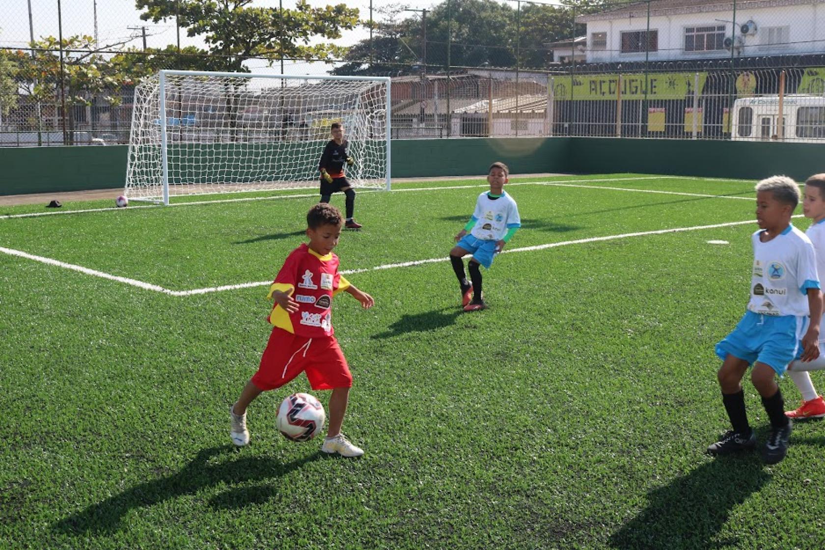 meninos jogando bola na quadra nova #paratodosverem