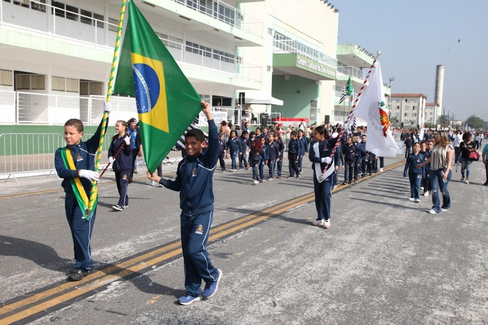 alunos desfilam com bandeiras #paratodosverem