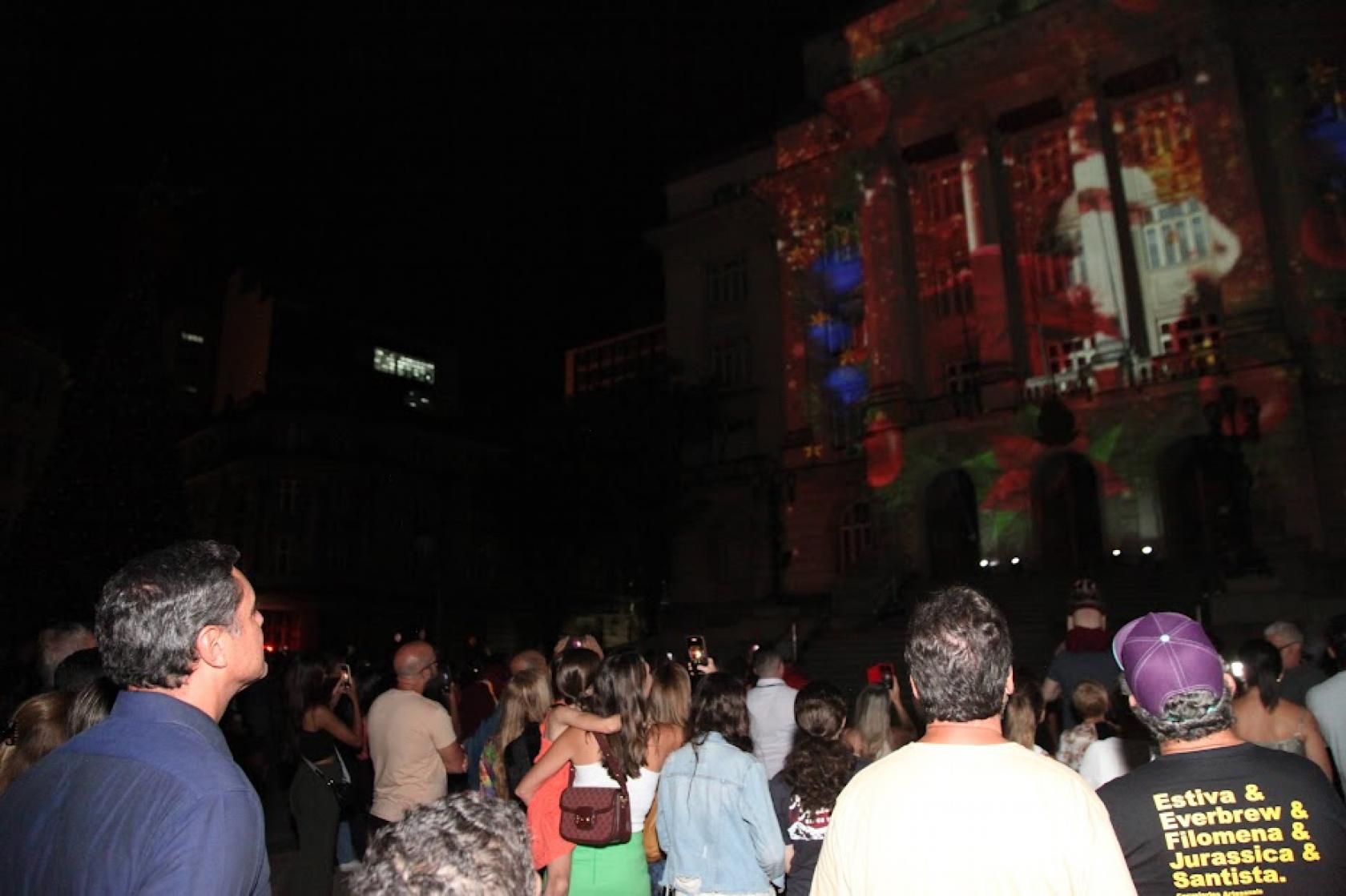 público assiste a projeção mapeada #paratodosverem