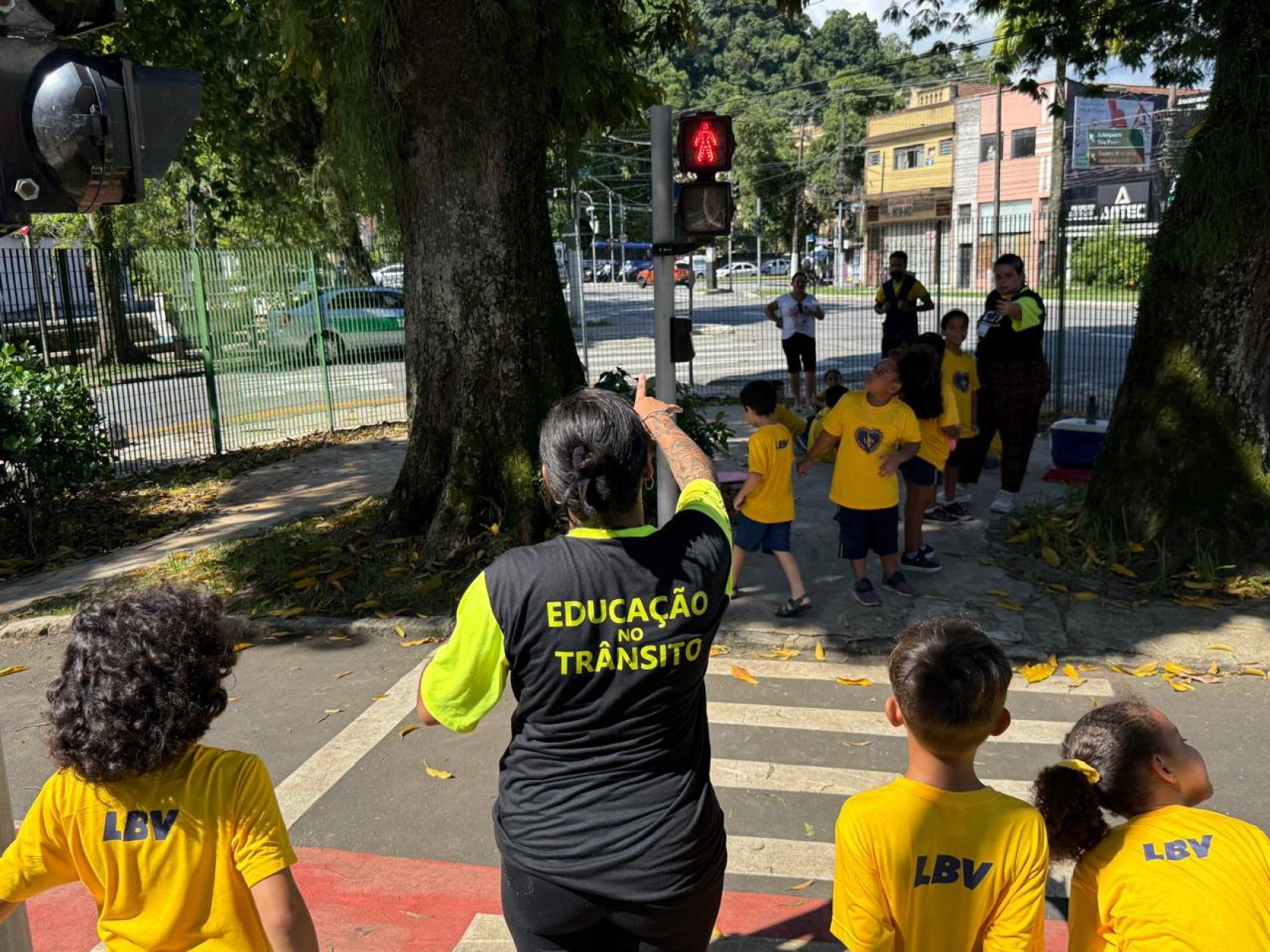 agente orienta crianças a atravessar a rua #paratodosverem 
