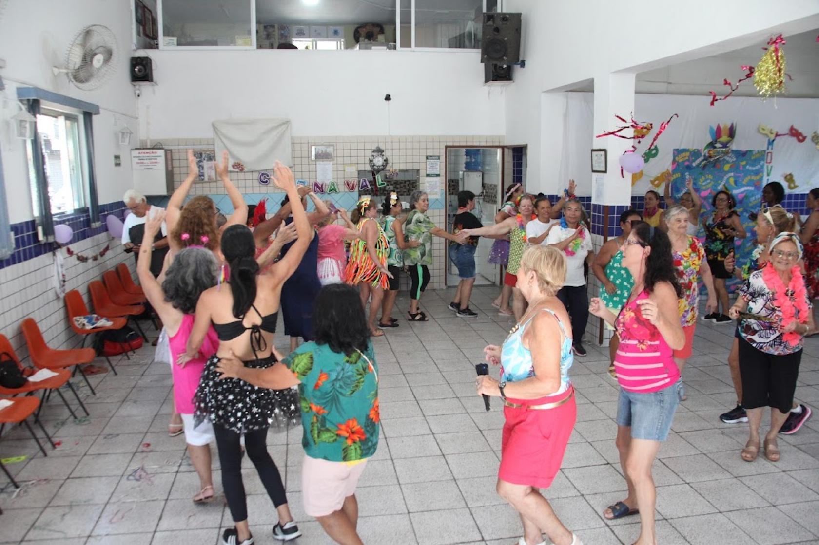 pessoas dançando na unidade de saúde #paratodosverem