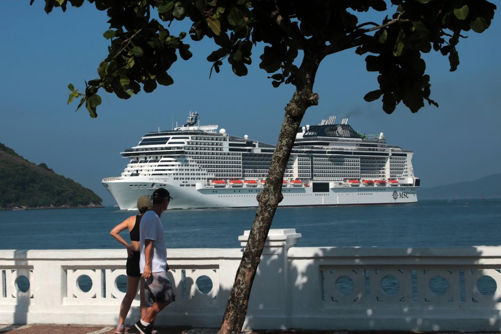 navio passando na frente de navio #paratodosverem 