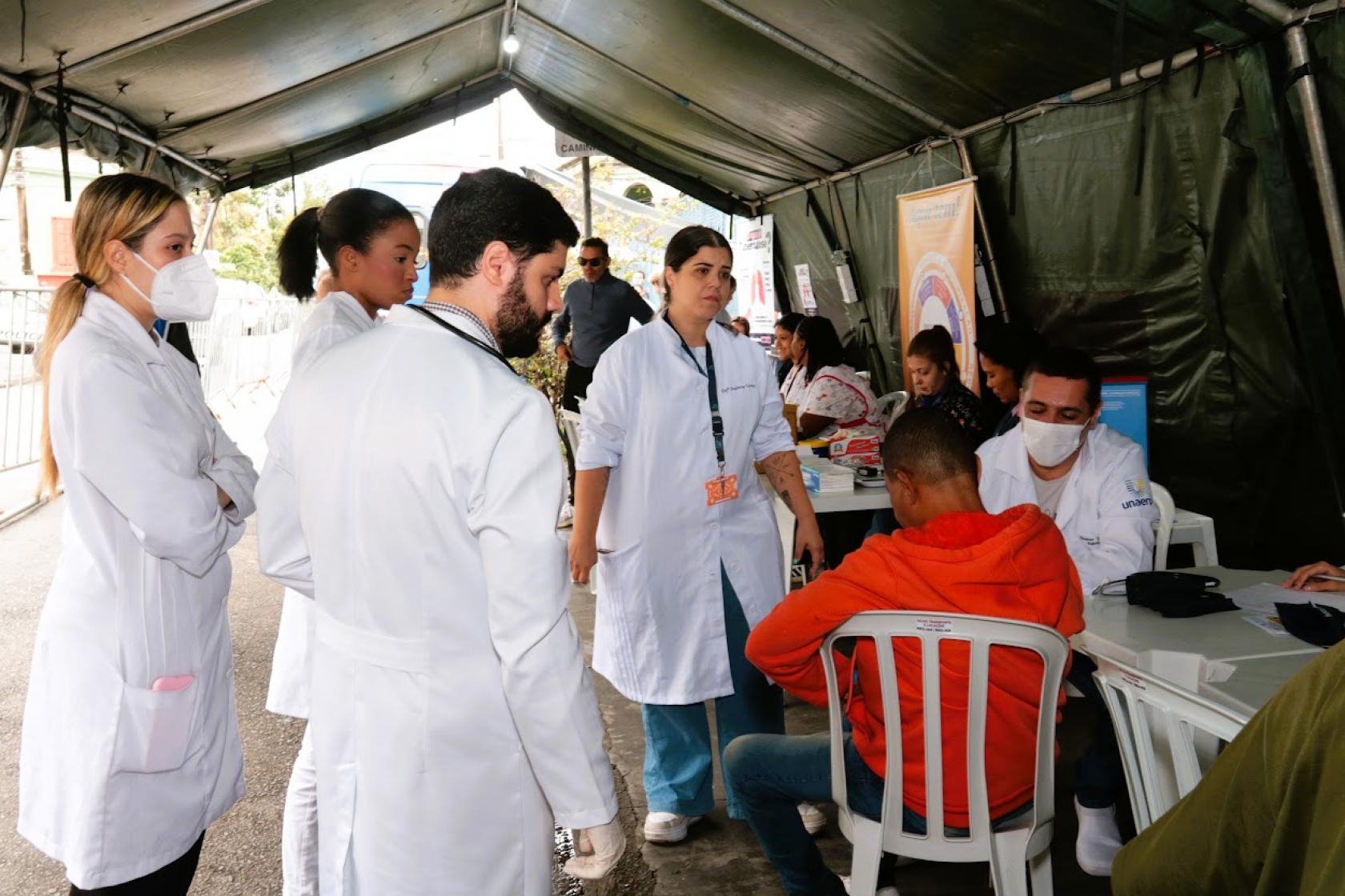 pessoa é atendida por médicos #paratodosverem
