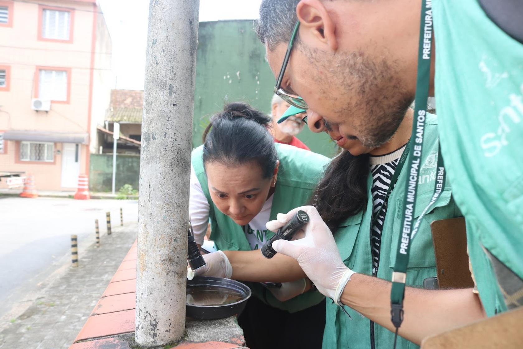 agentes olham vaso #paratodosverem 