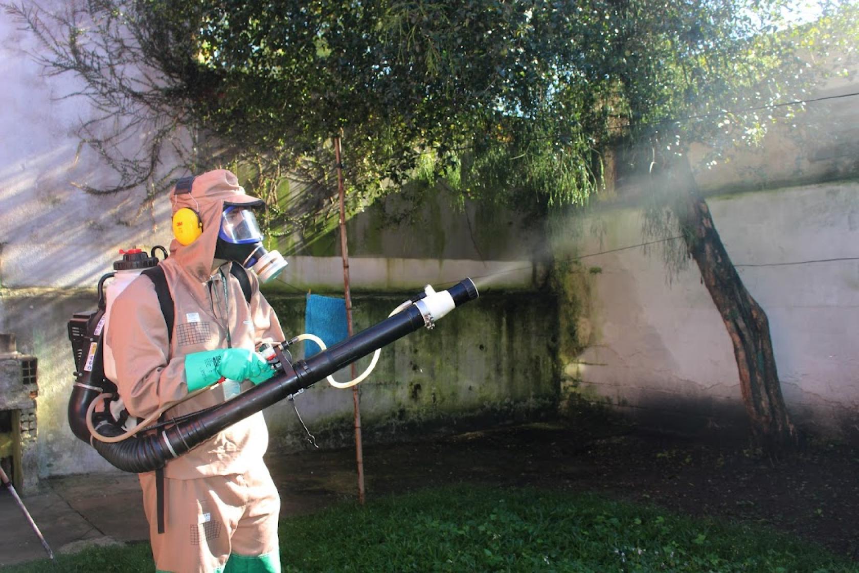 agente espirra material contra o mosquito #paratodosverem 