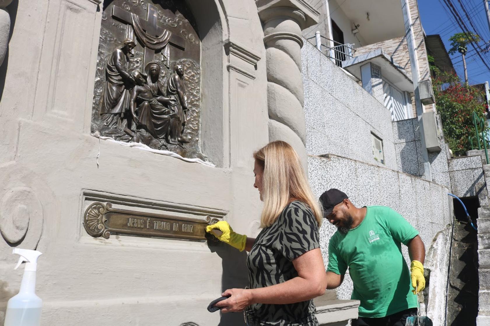 pessoas fazendo manutenção em nicho #paratodosverem