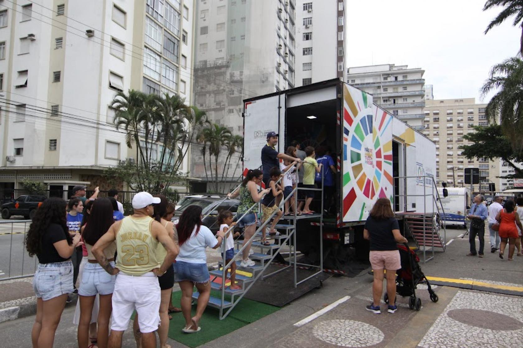 pessoas fazem fila no caminhão #paratodosverem 