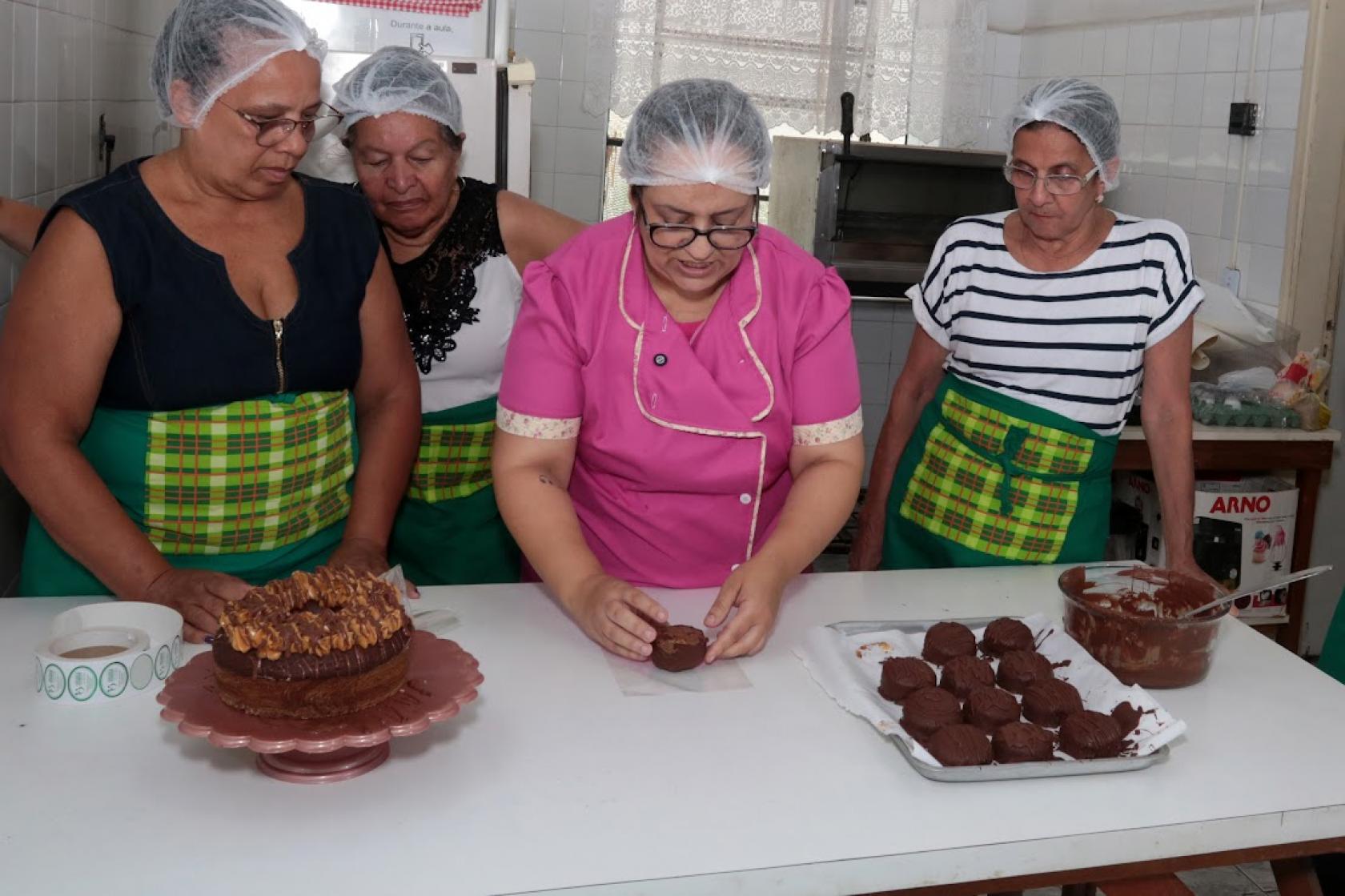 professora e alunas no curso #paratodosverem