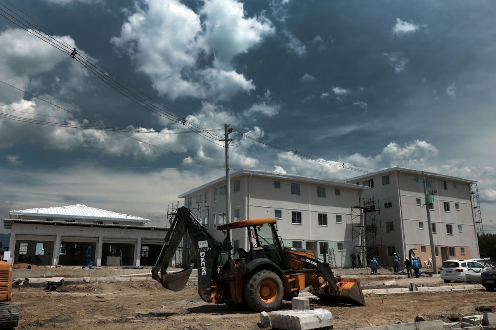 máquina passando na frente de prédio quase concluído #paratodosverem
