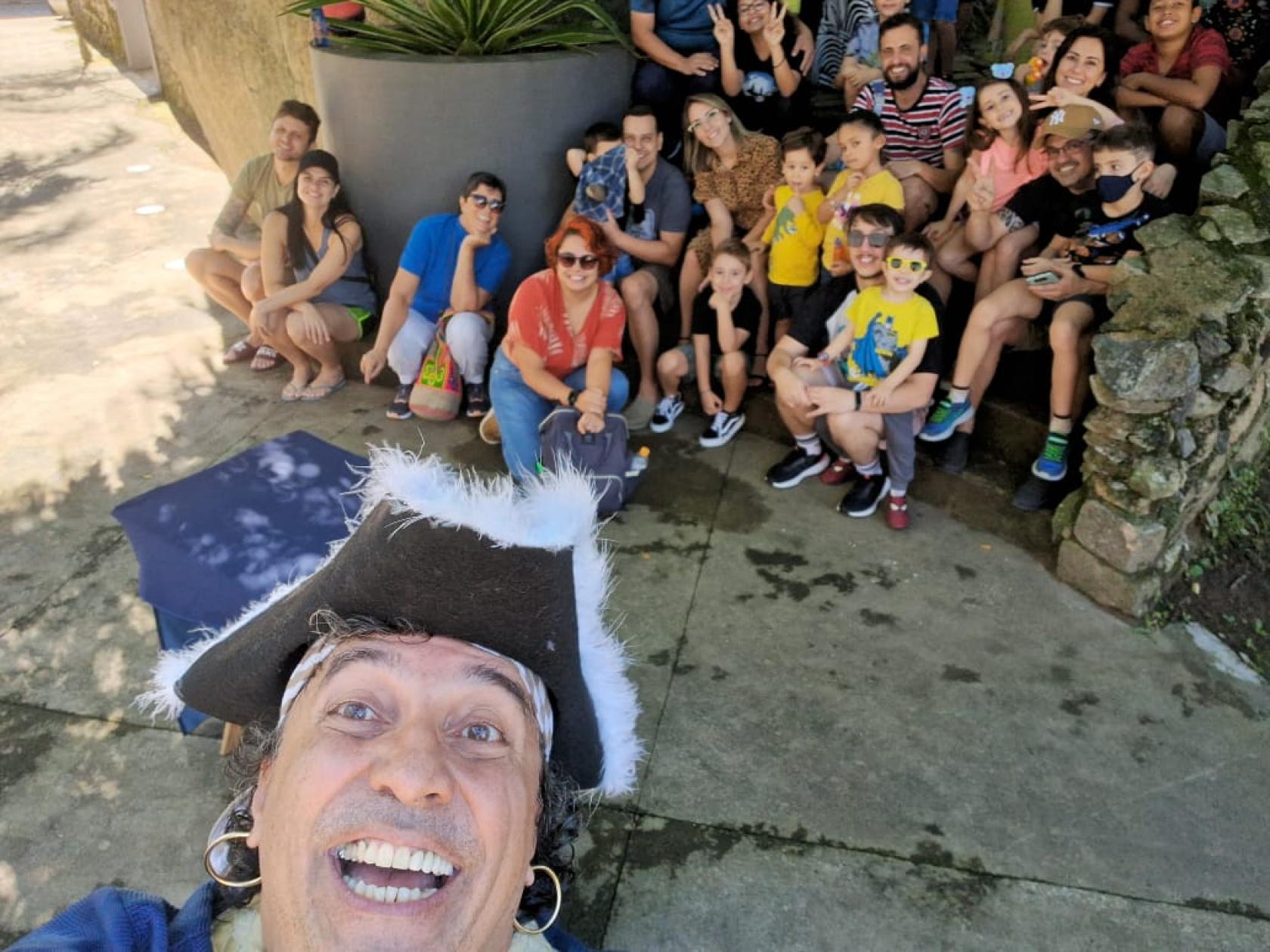 pirata faz selfie com o público #paratodosverem 