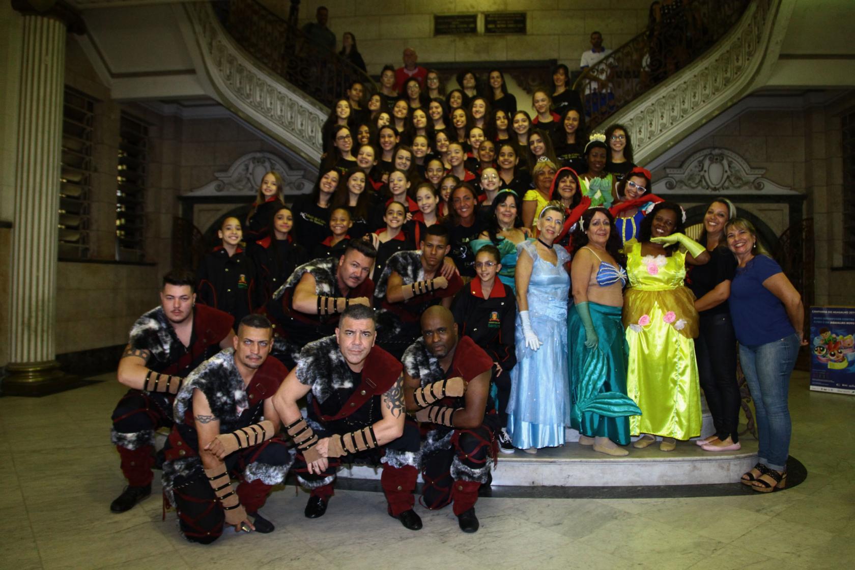 Bailarinos posam para foto na escadaria do hall do Paço Municipal. #Pracegover