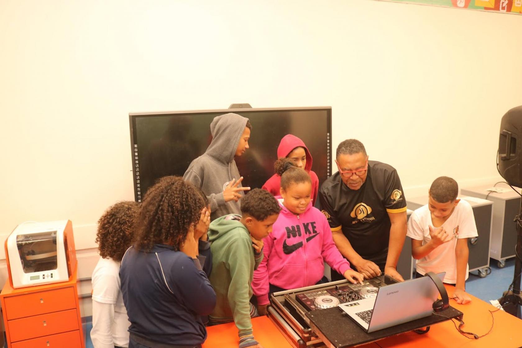 crianças participam de oficina de DJ #paratodosverem