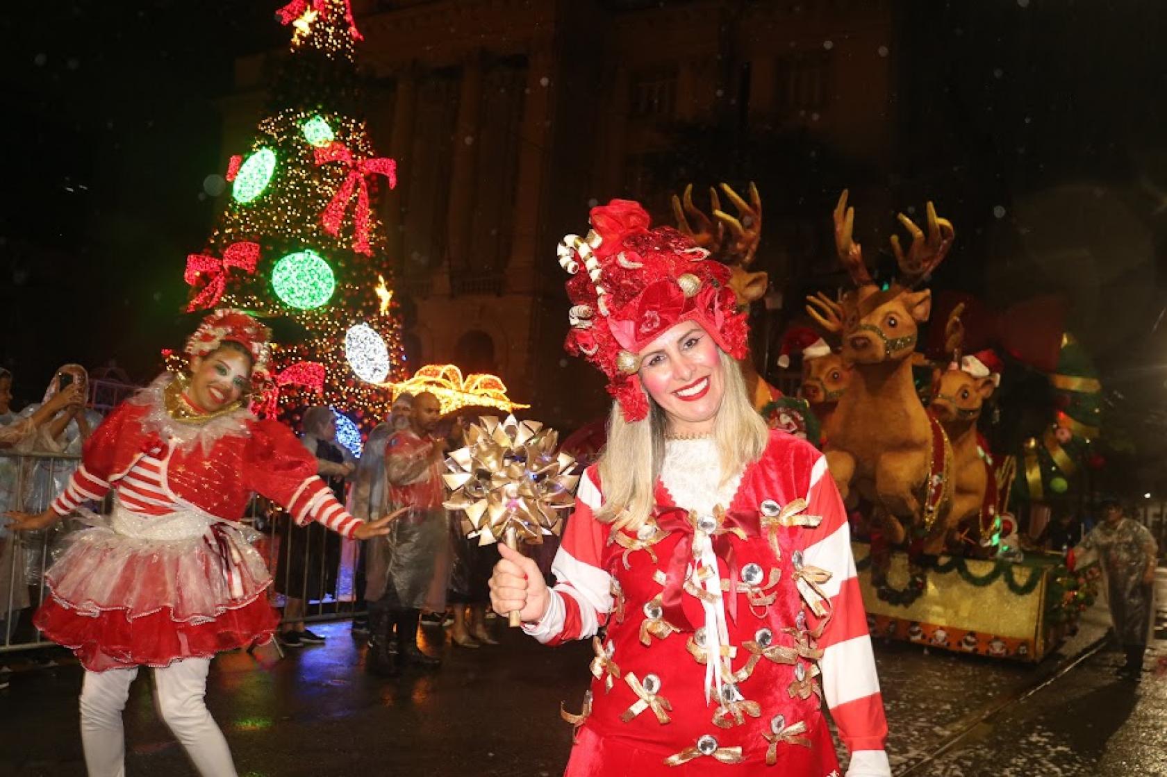 passista de desfile de natal sorri em desfile #paratodosverem