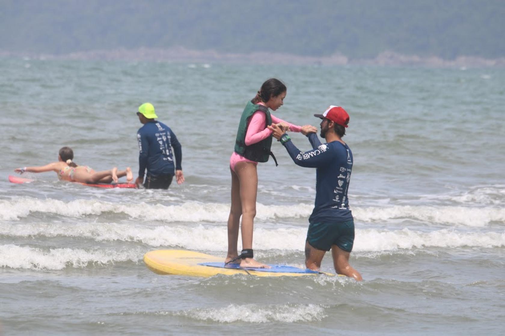 rapaz ajuda menina a surfar #paratodosverem