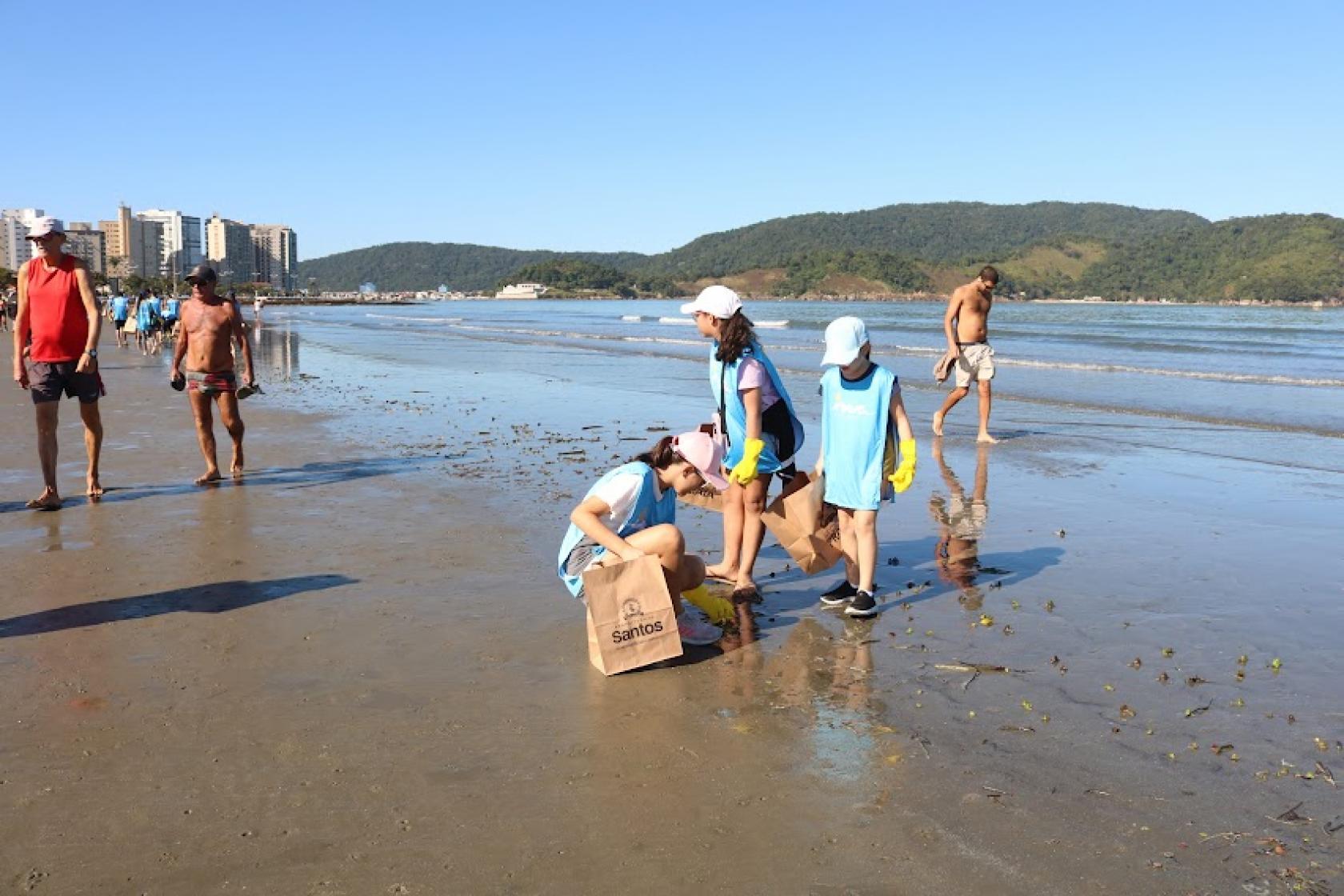 jovens coletam lixo na praia #paratodosverem 