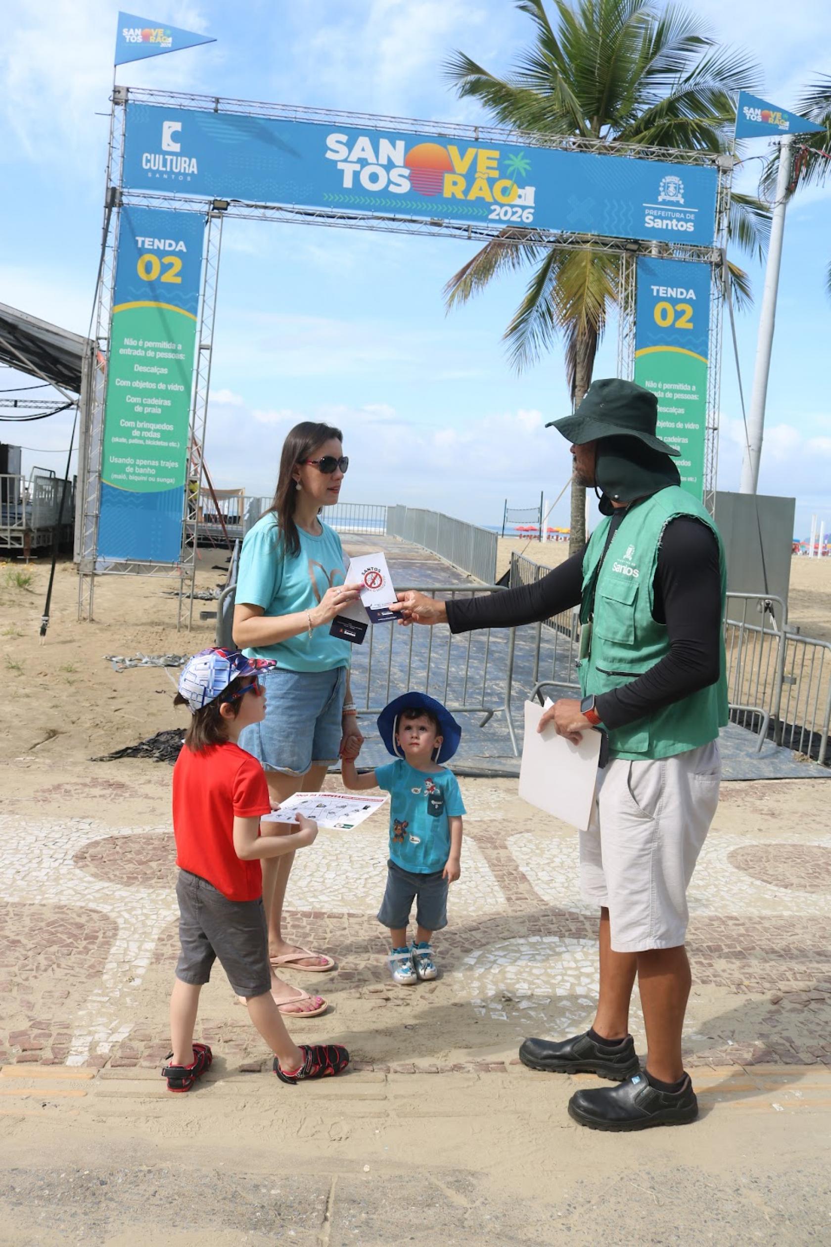 Folheto de conscientização é entregue na praia. #Paratodosverem