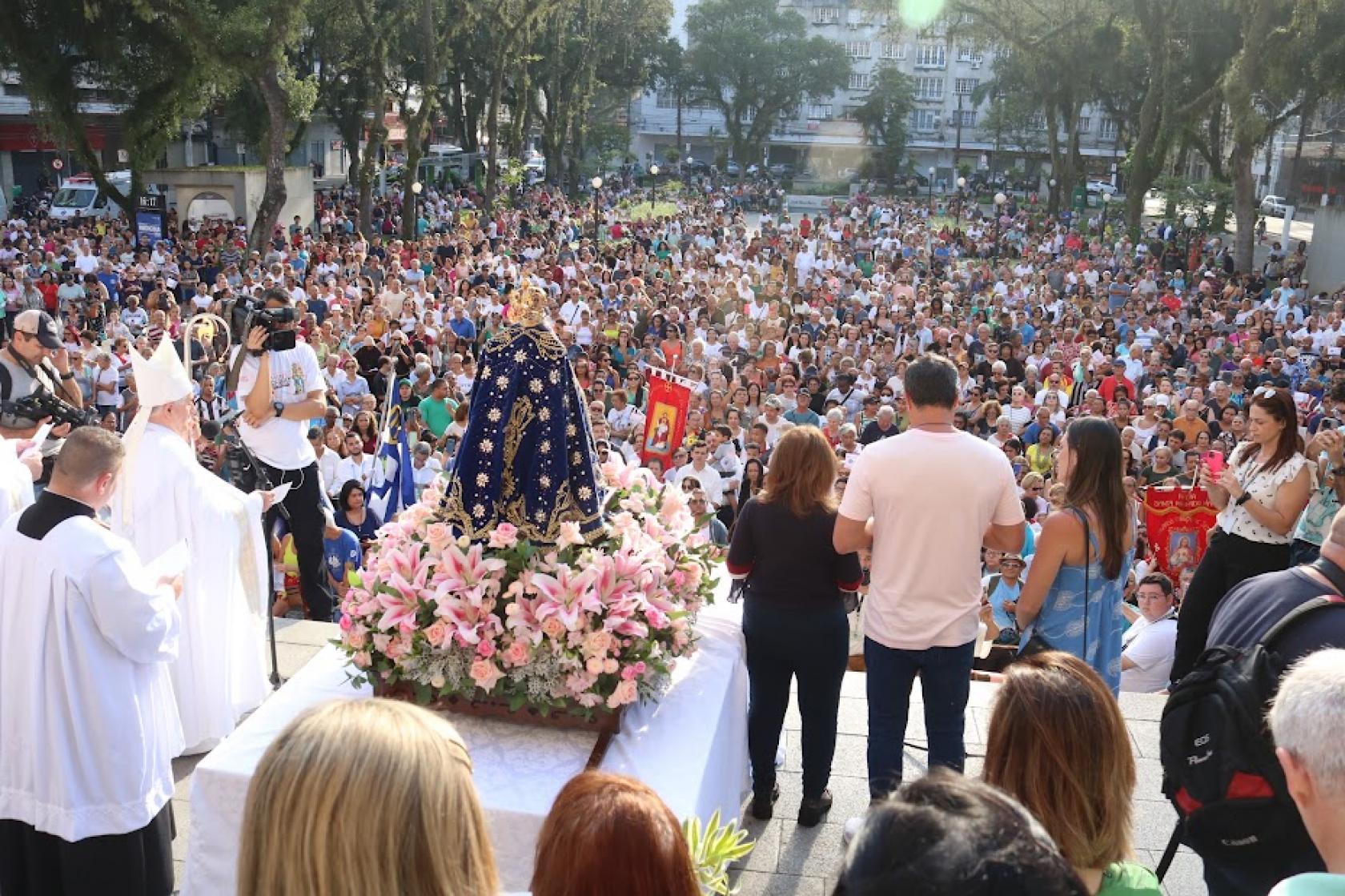 multidão acompanha missa na praça #paratodosverem 