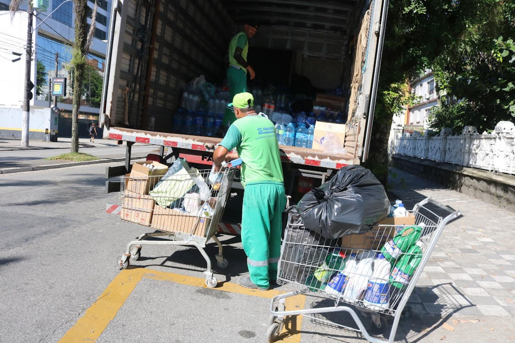 operários colocam doações em caminhão #paratodosverem 