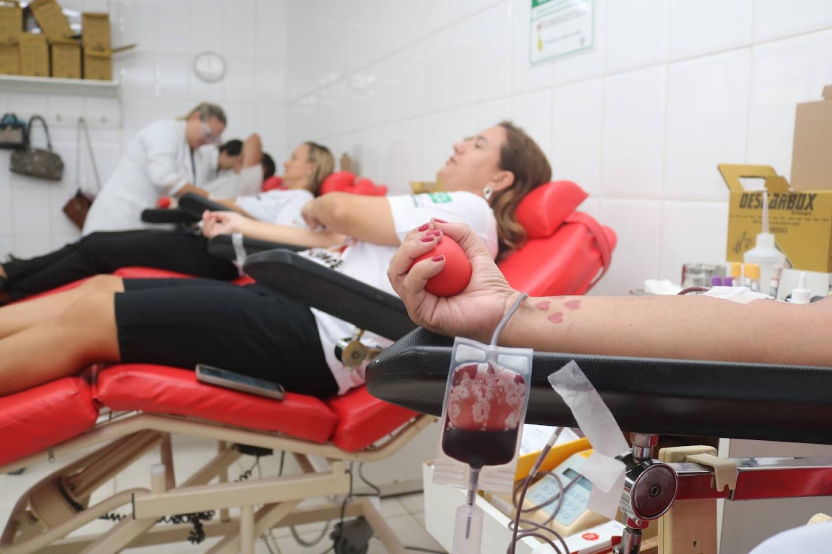 mulheres doando sangue #paratodosverem
