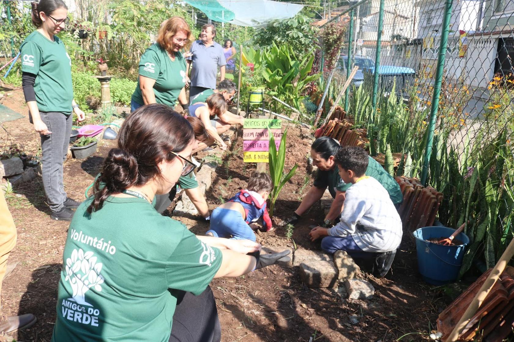 pessoas fazendo plantio #paratodosverem