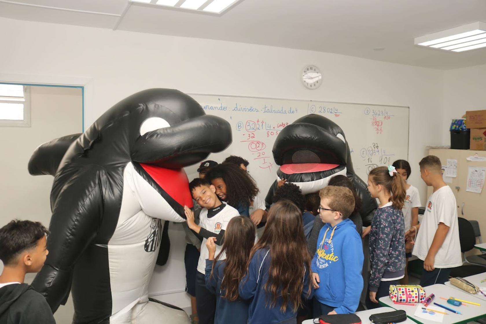criança abraça mascote #paratodosverem