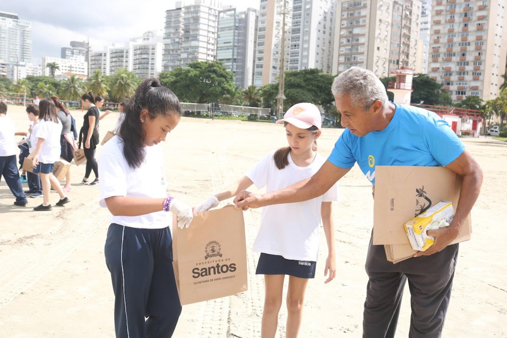 alunos recolhem lixo e colocam em sacolas #paratodosverem