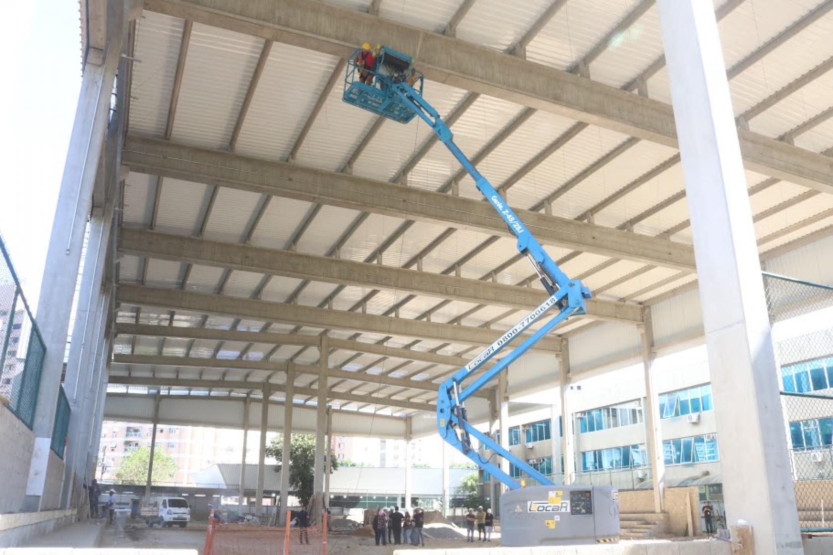 máquina trabalhando na obra #paratodosverem 