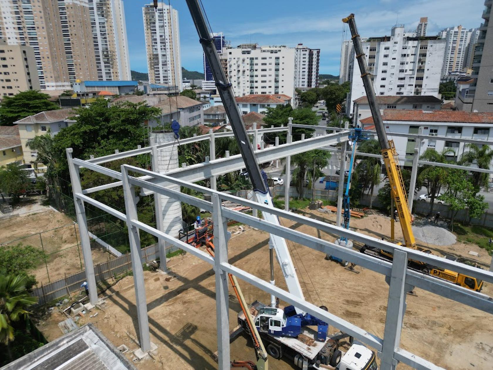 guindastes operando nas obras #paratodosverem