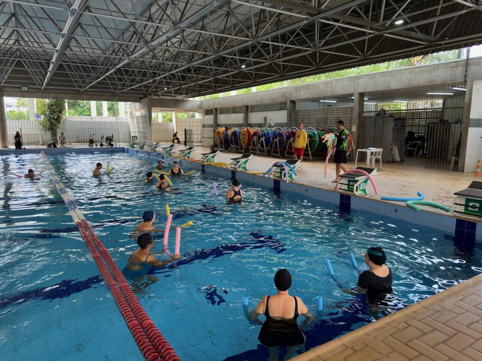 pessoas nadando na piscina #paratodosverem