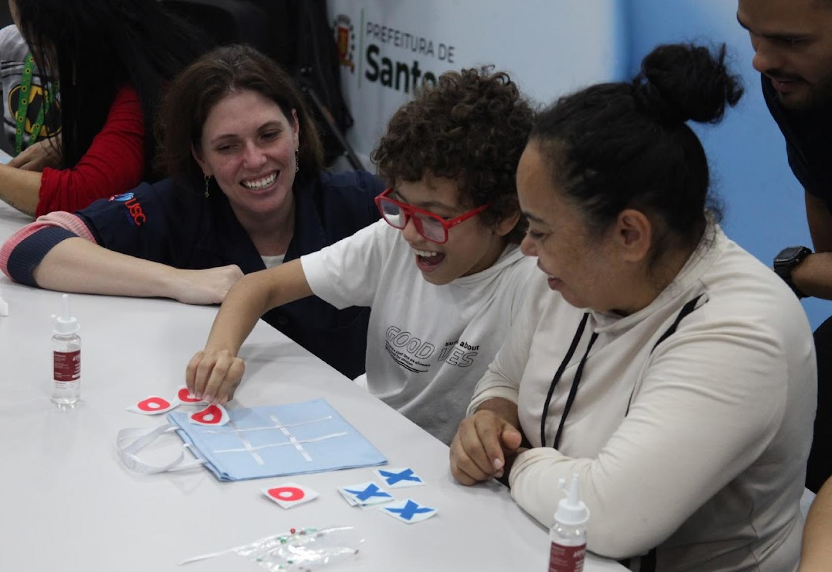 mulheres e crianças participam de oficina #paratodosverem