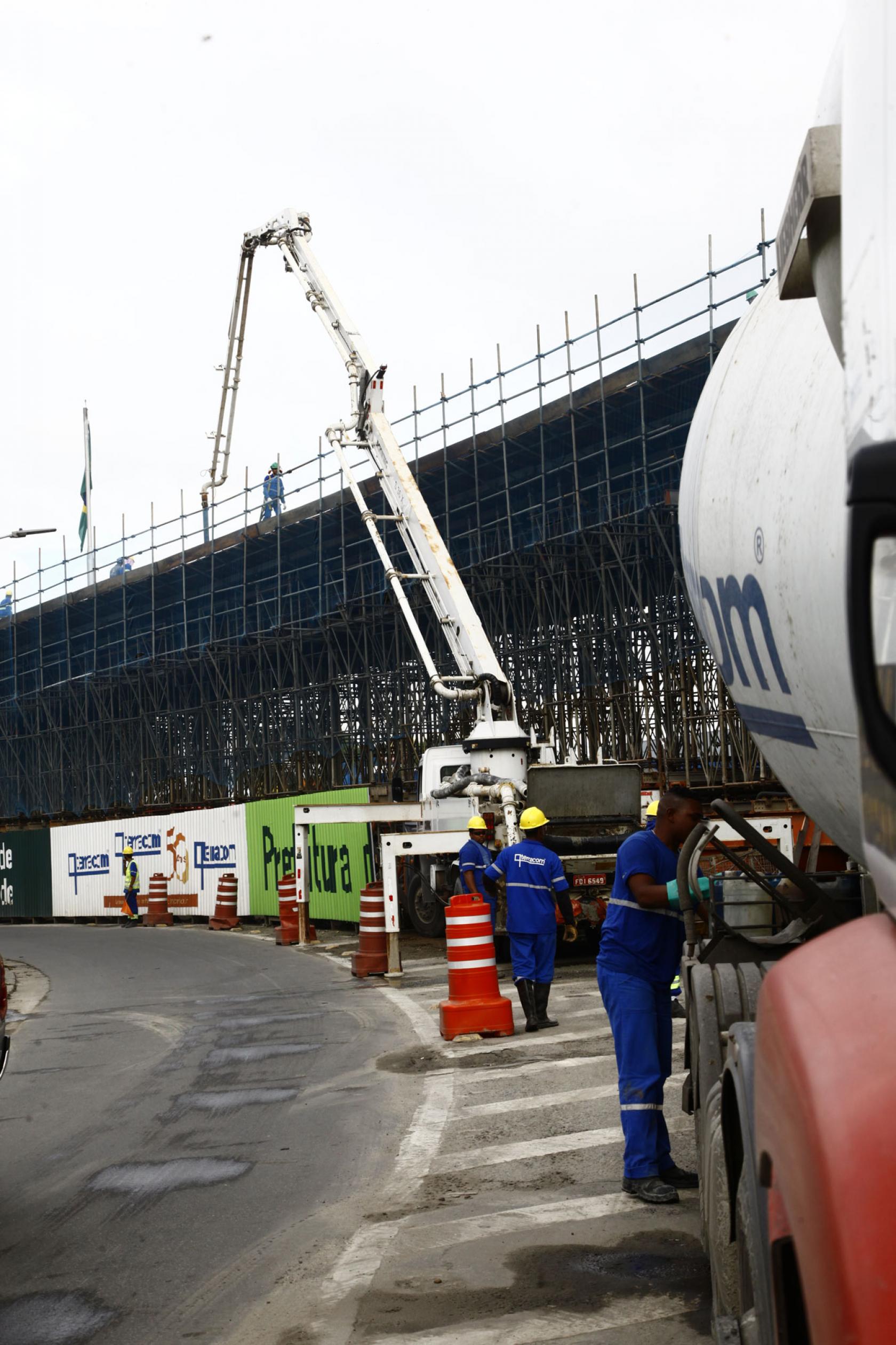 Máquina levanta braço mecânico na direção de obra #pracegover